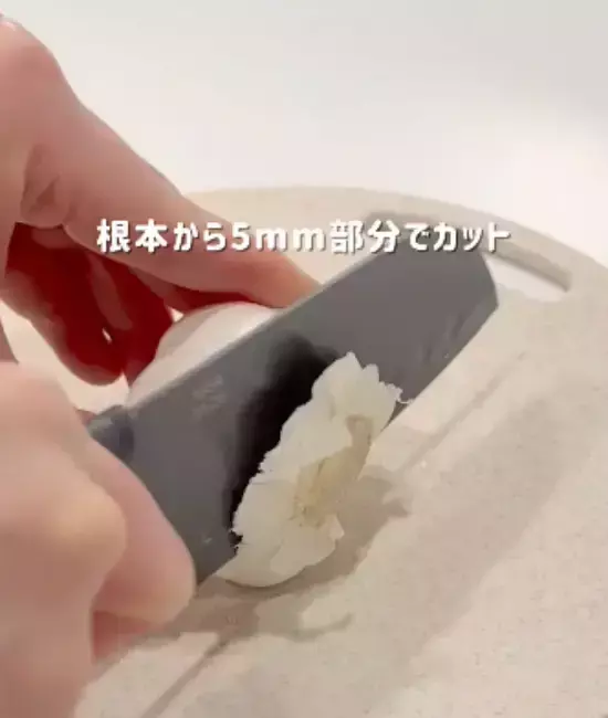 『レンジで30秒』　ニンニクをまるごとレンチンすると…？　「すごい」「これは試したい」