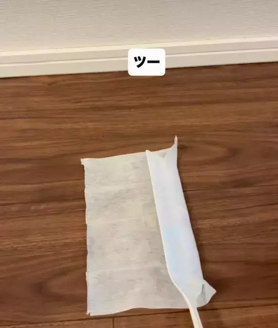 隙間掃除の効率アップ！　100円アイテムの組み合わせに「使いやすい」「快適」