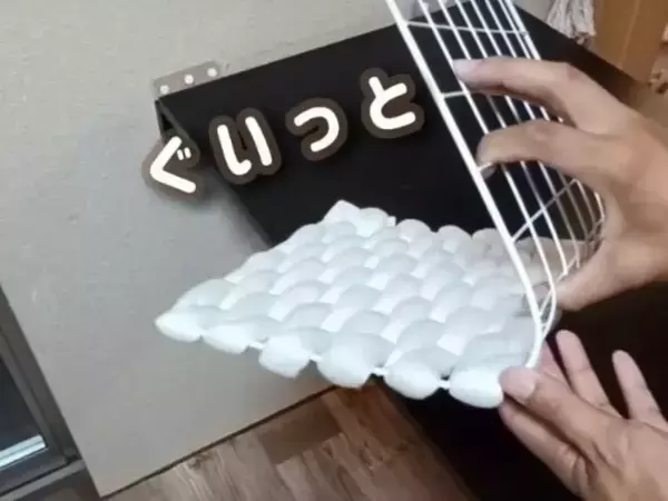 ワイヤーネットにひと手間加えると…　かわいい収納法に「インテリアにもなる！」