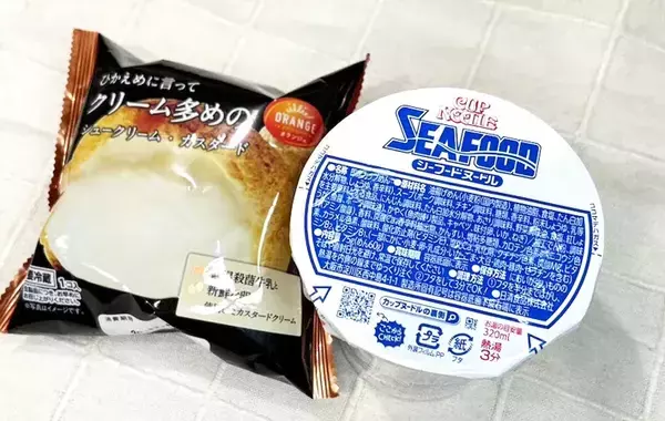 シーフードヌードルの斬新すぎる食べ方　丸々1個入れたのが…「ウソでしょ」「意外とうまそう」