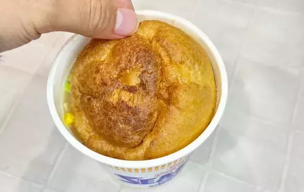 シーフードヌードルの斬新すぎる食べ方　丸々1個入れたのが…「ウソでしょ」「意外とうまそう」