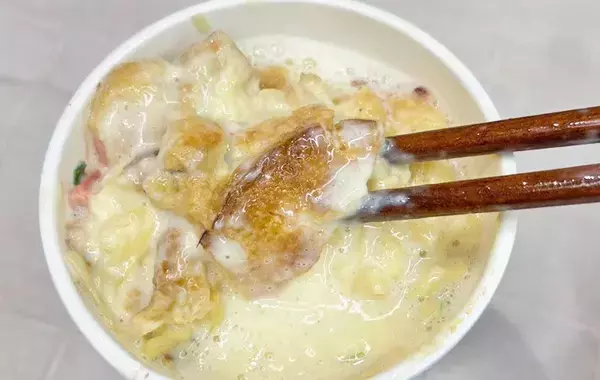 シーフードヌードルの斬新すぎる食べ方　丸々1個入れたのが…「ウソでしょ」「意外とうまそう」