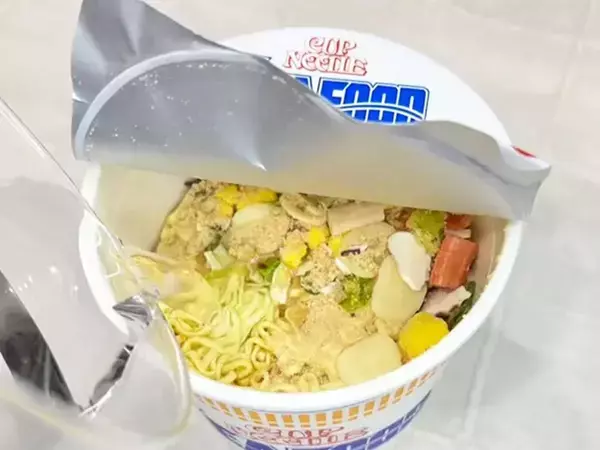 シーフードヌードルの斬新すぎる食べ方　丸々1個入れたのが…「ウソでしょ」「意外とうまそう」