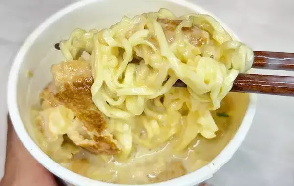 シーフードヌードルの斬新すぎる食べ方　丸々1個入れたのが…「ウソでしょ」「意外とうまそう」