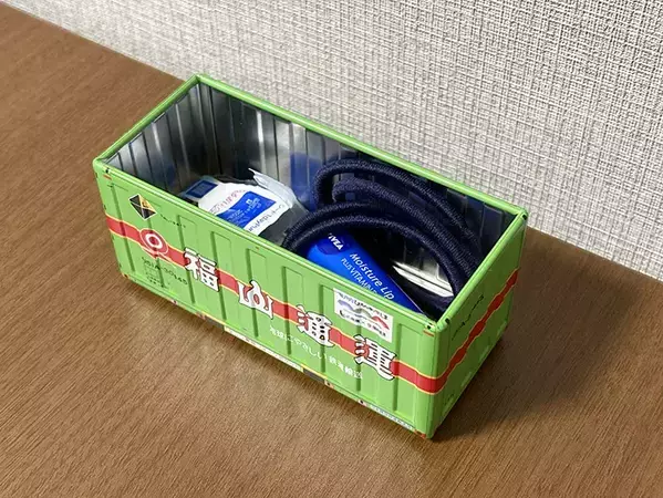 100均で買った『ミニチュアコンテナ』　ブックエンドと組み合わせると…「飾るだけじゃもったいない！」