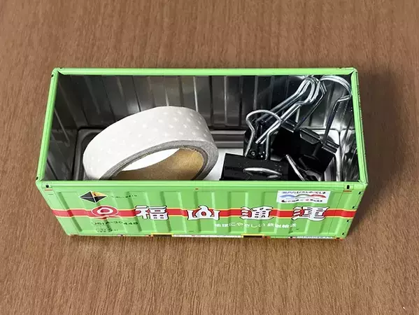 100均で買った『ミニチュアコンテナ』　ブックエンドと組み合わせると…「飾るだけじゃもったいない！」