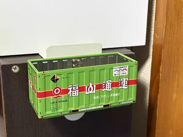 100均で買った『ミニチュアコンテナ』　ブックエンドと組み合わせると…「飾るだけじゃもったいない！」