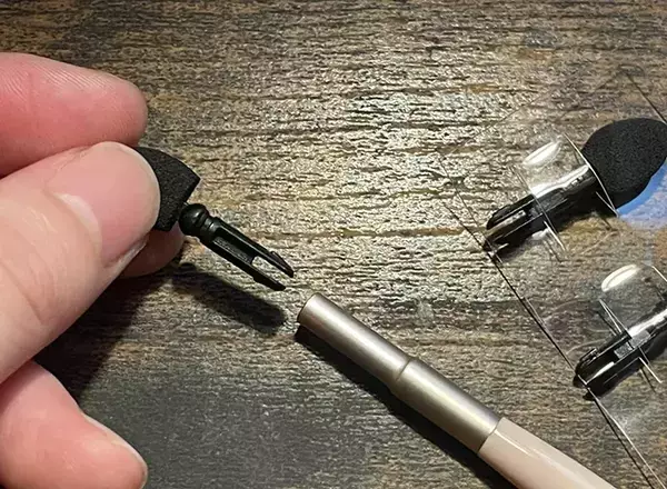 100円ショップで見つけたユニークなアイシャドウチップ　意外な構造に「楽しい！」「何度もやった」