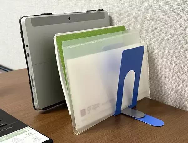 100均で買ったブックエンド　並べて使うと…？意外な収納法に目からウロコ