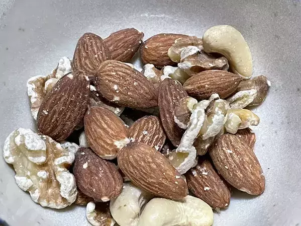 意外な組み合わせだけど…　ミックスナッツに『かつお節』を混ぜたら、最高のおつまみが誕生！