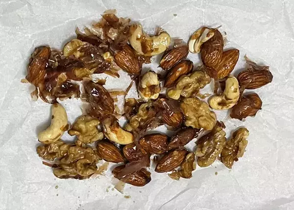 意外な組み合わせだけど…　ミックスナッツに『かつお節』を混ぜたら、最高のおつまみが誕生！