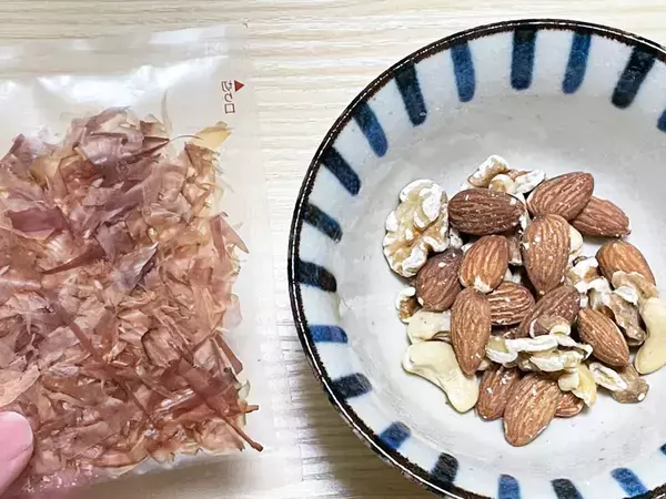 意外な組み合わせだけど…　ミックスナッツに『かつお節』を混ぜたら、最高のおつまみが誕生！