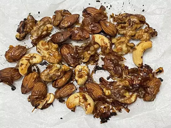 意外な組み合わせだけど…　ミックスナッツに『かつお節』を混ぜたら、最高のおつまみが誕生！