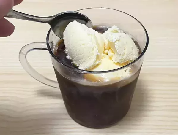 「作るのも食べるのも楽しい！」　バニラアイスとポッキーで『アフォガード風アレンジ』をしてみたら…