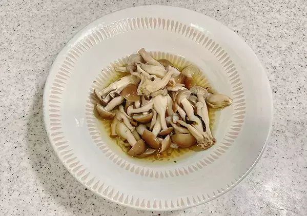 しめじ2袋を使って？　味つけは『お茶づけ海苔』だけの“ズボラ飯”レシピ