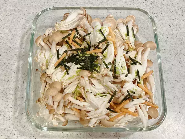 しめじ2袋を使って？　味つけは『お茶づけ海苔』だけの“ズボラ飯”レシピ