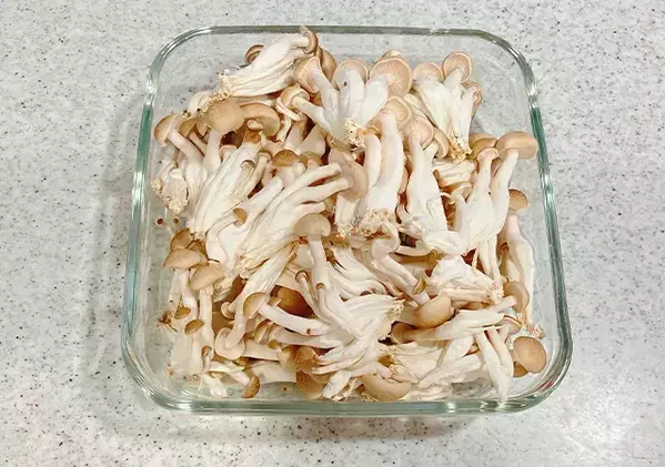 しめじ2袋を使って？　味つけは『お茶づけ海苔』だけの“ズボラ飯”レシピ