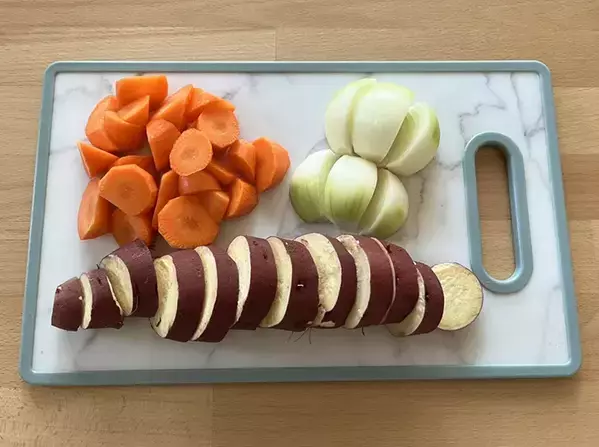 【ほったらかしで完成】具材を切ったら『炊飯器』にGO！　冬に最高に優しい和風ポトフ