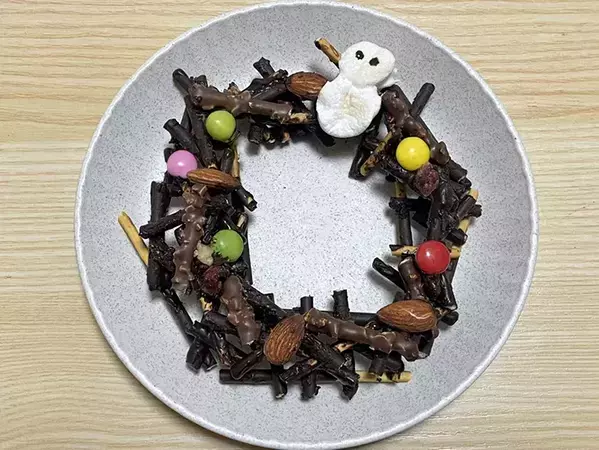 『ポッキー』を半分に折って…　できた『クリスマスのお菓子』に「かわいい」「これは盛り上がる」
