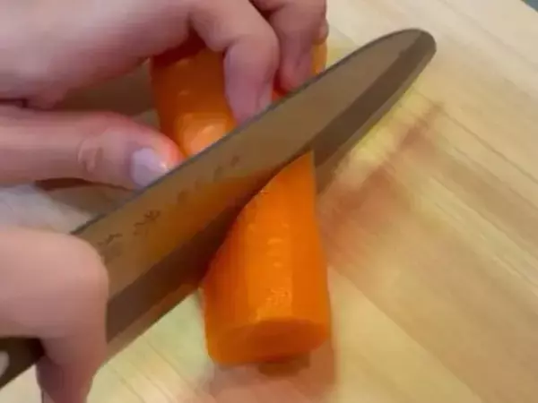 深い切り込みを入れたニンジン　ピーラーで削ってみたら「コレはすごい！」