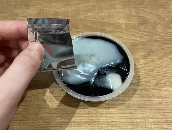 まさかの、真っ黒…！　『ローソン』の衝撃イチゴゼリーに「色からは想像できない味」