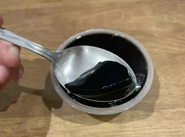 まさかの、真っ黒…！　『ローソン』の衝撃イチゴゼリーに「色からは想像できない味」