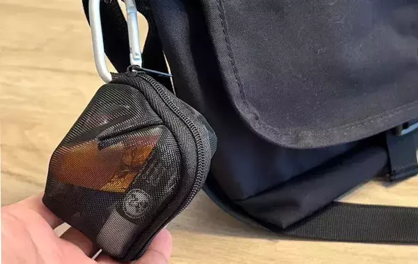 「一度使うと手放せない！」　無印で買った『小さなポーチ』の使い方に「思ったより収納できる」