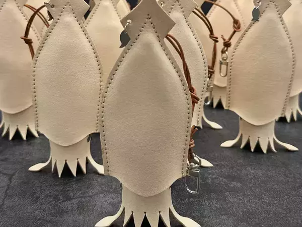 スルメイカのキーケースが本物みたいに『焼ける』？　経年変化した姿に「最高の育ち具合」