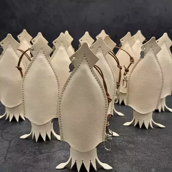 スルメイカのキーケースが本物みたいに『焼ける』？　経年変化した姿に「最高の育ち具合」