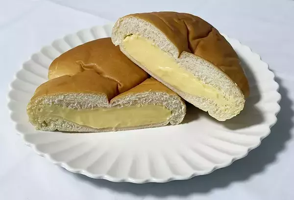 話題の『もれそうなメガクリームパン』とは？　普通のクリームパンではなく…【コンビニ】