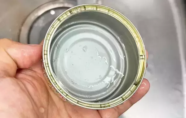 ツナ缶の後片づけが面倒な時は？　『ダイソー』スプレーの使い方に「ストレスが解消された！」