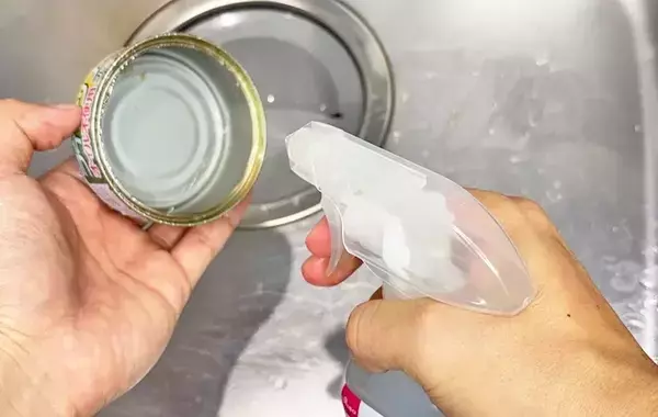 ツナ缶の後片づけが面倒な時は？　『ダイソー』スプレーの使い方に「ストレスが解消された！」