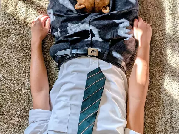 部活で疲れ果てた息子　寝転がっていると、やって来たのは…「すごいフィット感」「かわいすぎ」