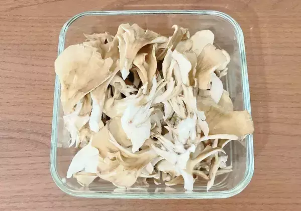 マイタケ2袋を使って？　味つけは『お茶づけ海苔』だけの“ズボラ飯”レシピ