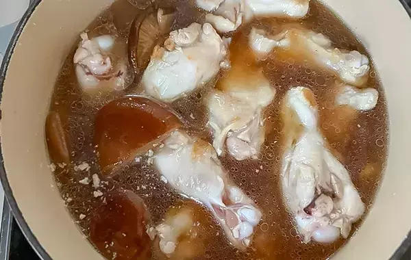 鶏手羽と一緒に煮込んだのは…？　子供が大喜びした『秋の味覚』堪能レシピ