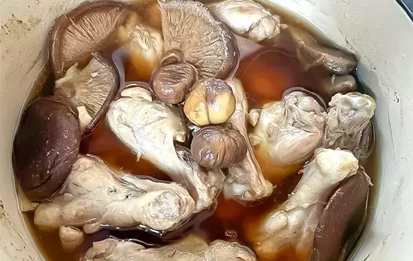 鶏手羽と一緒に煮込んだのは…？　子供が大喜びした『秋の味覚』堪能レシピ