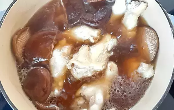 鶏手羽と一緒に煮込んだのは…？　子供が大喜びした『秋の味覚』堪能レシピ