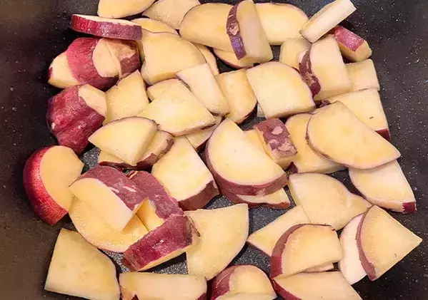 【簡単レシピ】ひと口大に切ったサツマイモを？　甘辛おいしい“絶品おかず”とは？