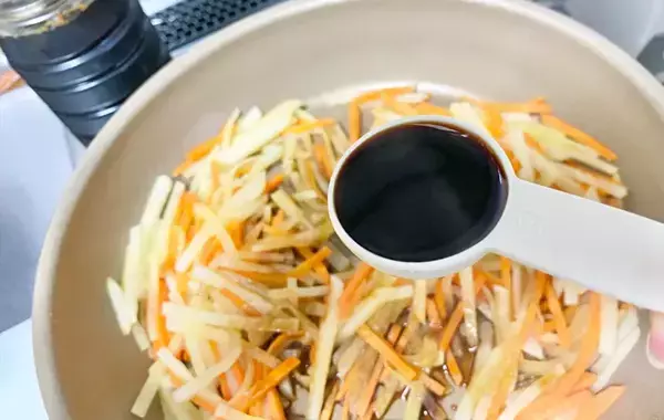 ゴボウは使わない！新感覚の『きんぴら』に「ご飯のお供にぴったり」【作り置きレシピ】