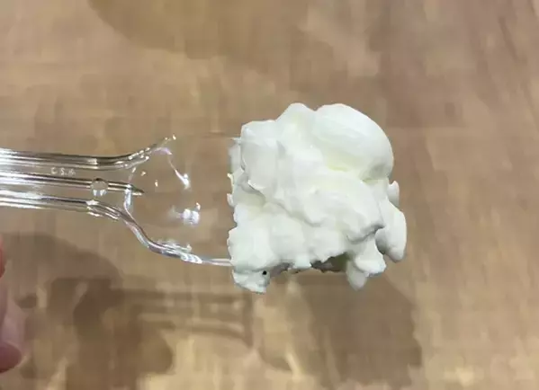 シュークリームの中身は『生クリーム』ではなく？　レモンが香る味に「食べやすい」「驚いた」