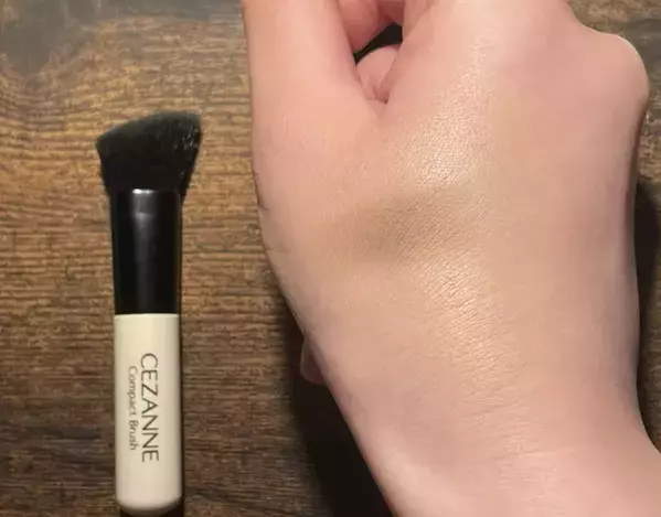 ポーチに忍ばせてササッとお直しも　440円の『コンパクトブラシ』を実際に使ってみたら？