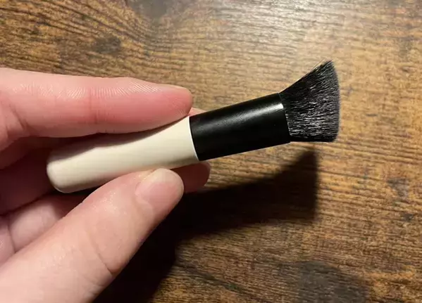 ポーチに忍ばせてササッとお直しも　440円の『コンパクトブラシ』を実際に使ってみたら？