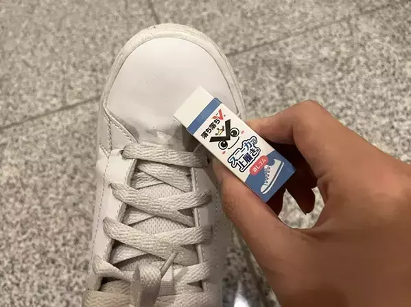 ダイソーで見つけた『消しゴム』　スニーカーや上履きをこすると…？【100均グッズ】