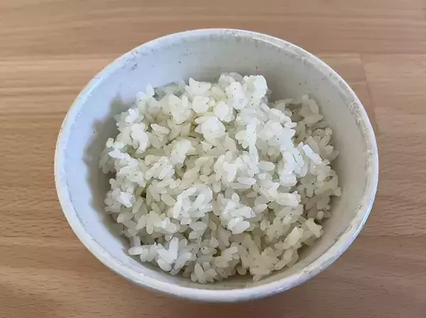 炊飯前に『大さじ1杯』入れてみて！　具材いらずの“味しみおにぎり”の作り方