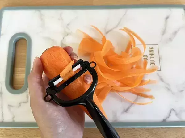 【簡単レシピ】ニンジン1本をピーラーで削ったら…　できたものに「箸が止まらなくなる！」