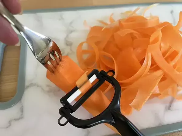 【簡単レシピ】ニンジン1本をピーラーで削ったら…　できたものに「箸が止まらなくなる！」