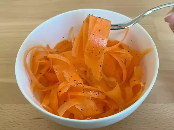 【簡単レシピ】ニンジン1本をピーラーで削ったら…　できたものに「箸が止まらなくなる！」