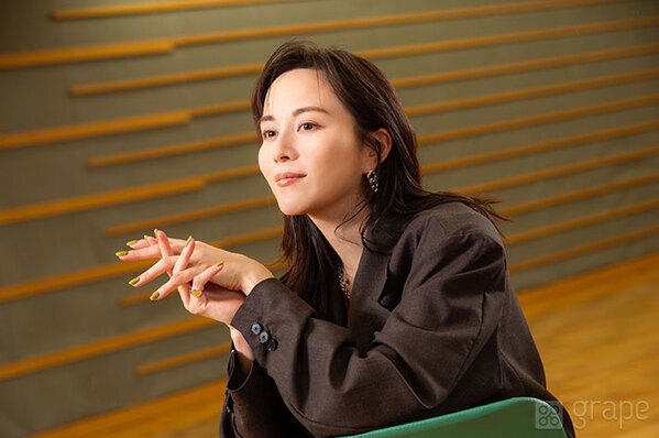 比嘉愛未「私にとって『ハッピーなハプニング』」　デビュー20年目の現在地を語る【インタビュー】