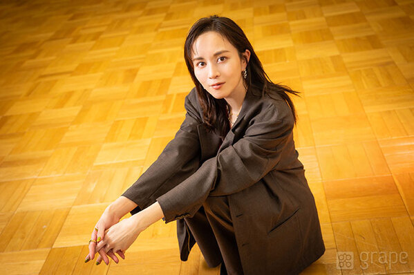 比嘉愛未「私にとって『ハッピーなハプニング』」　デビュー20年目の現在地を語る【インタビュー】