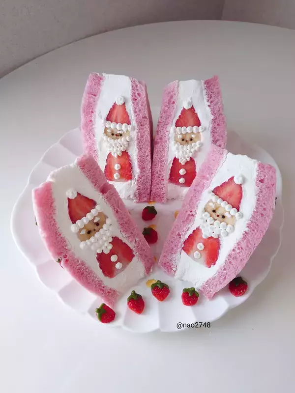 思わず二度見！　“サンタクロース”が挟まったクリスマスサンドが？